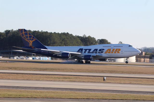 Boeing 747-400 (N481MC)