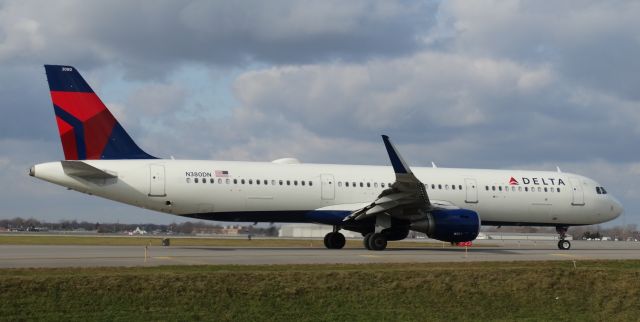 Airbus A321 (N380DN) - Delta A321 at BUF