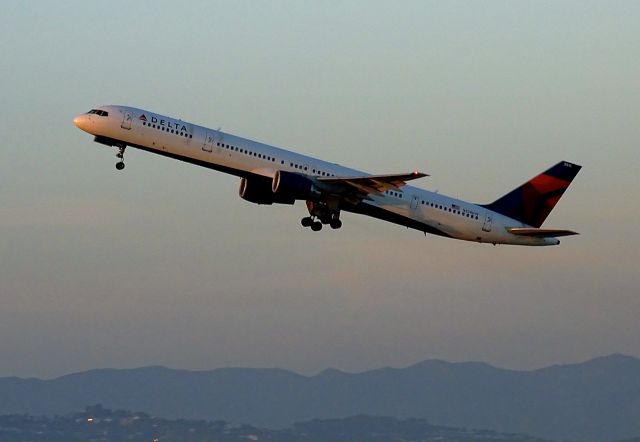 BOEING 757-300 (N596NW)