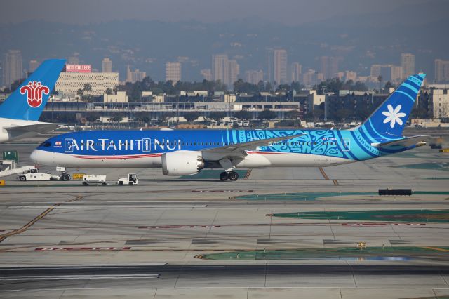 Boeing 787-9 Dreamliner (F-OMUA)