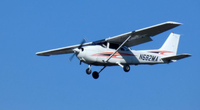 Cessna Skyhawk (N682MA) - On final is this 1999 Cessna Skyhawk C172S from the Winter of 2020.