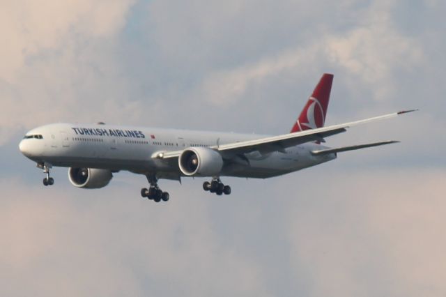 BOEING 777-300ER (TC-JJY) - LAnding Runway: 28C. IFR> Squawk 2601. Operating as "Turkair" THY5/TK5 on 9/04/2018.