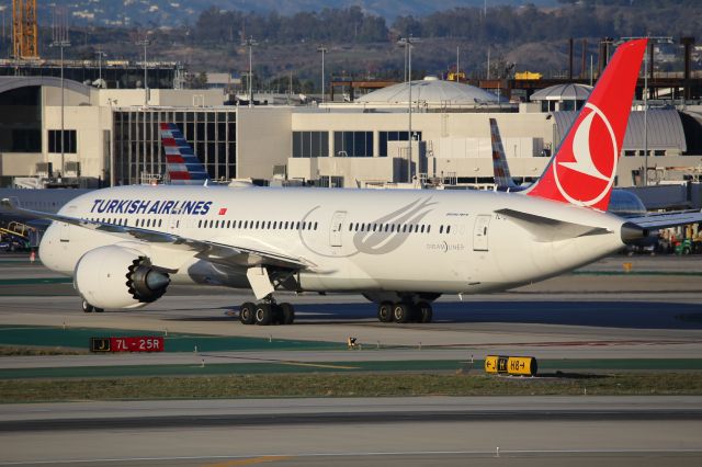 Boeing 787-9 Dreamliner (TC-LLF)