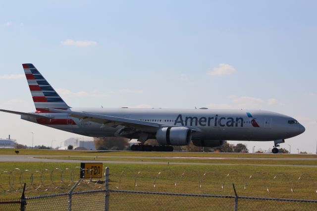 Boeing 777-200 (N758AN)