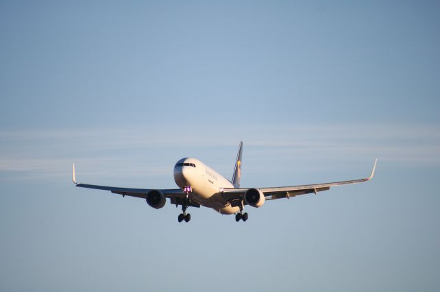 BOEING 767-300 (N339UP)