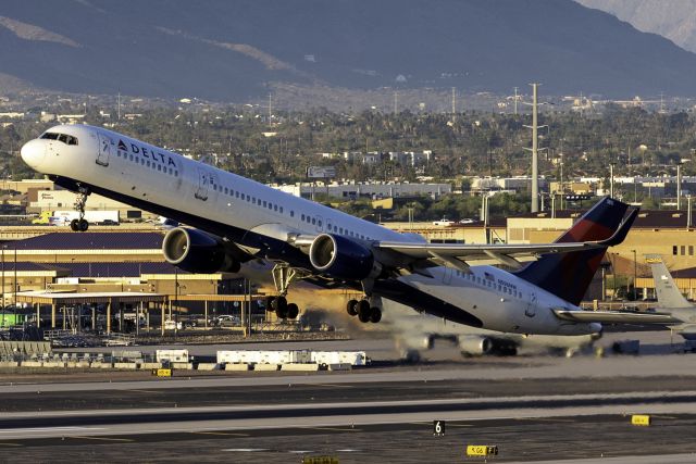 BOEING 757-300 (N596NW)