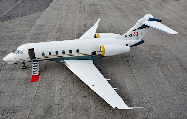 Bombardier Challenger 300 (C-GLMM)