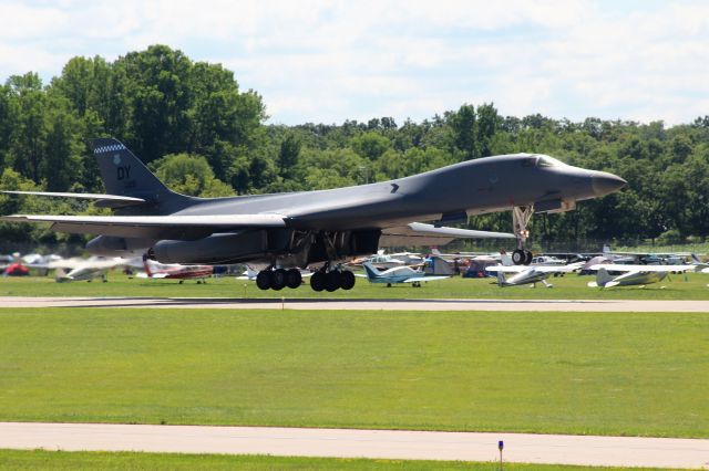 Rockwell Lancer (86-0126) - Dyess AFB B-1 landing runway 36 Oshkosh. 2017