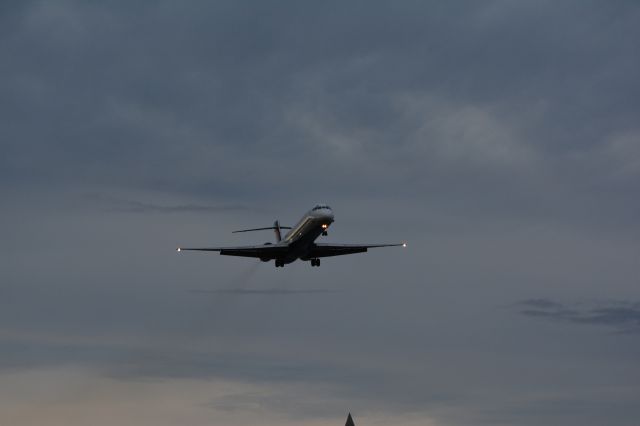 McDonnell Douglas MD-90 (N952DN)