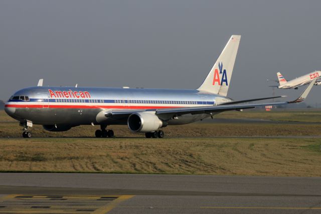 BOEING 767-200 (N383AN)