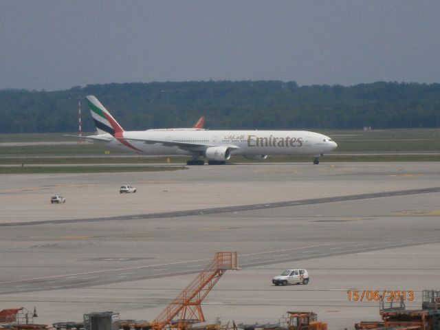 Boeing 777-200 (A6-EBD)