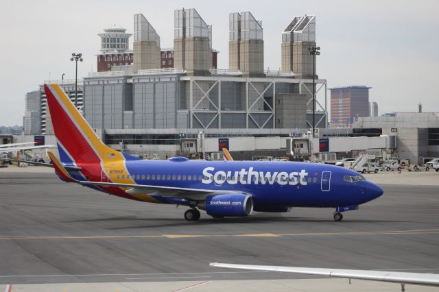 Boeing 737-700 (N7816B)