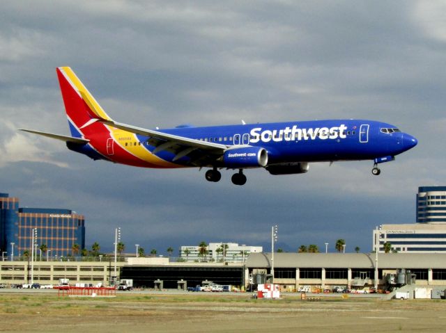 Boeing 737-800 (N8658A) - Landing RWY 20R 