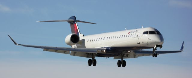 Canadair Regional Jet CRJ-900 (N548CA) - Landing on 35L.