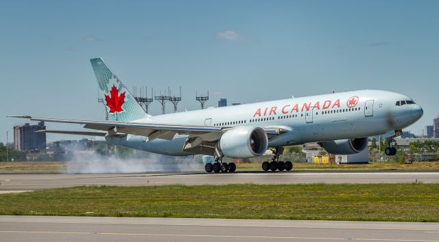 Boeing 777-200 (C-FNND)