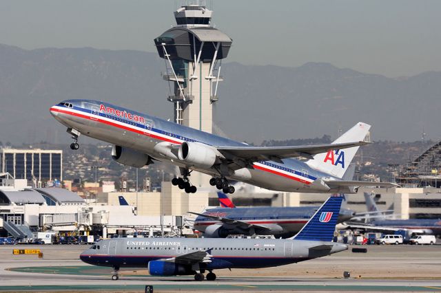 Boeing 777-200 (N770AN) - American Airlines N770AN departing RWY 25R with United Airlines N464UA holding short after arrival on RWY 25L.  [KLAX - 01-10-2009]