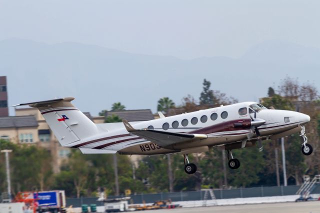 Beechcraft Super King Air 350 (N903J)