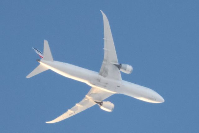 Boeing 787-8 (F-HRBF) - F-HRBF Boeing B787-9 Air France AF345 De Montréal YUL. Vers Paris CDG. Altitude 6225 Mètres. Vitesse 809 KM/H. Survolant la ville de Lavaltrie QC. 12-03-2025 à 18:28.