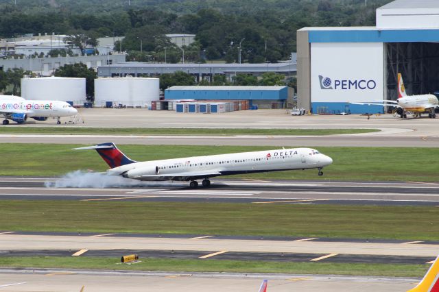 McDonnell Douglas MD-88 (N978DL) - Delta 2372 touching down into Tampa after a quick trip from Atlanta.