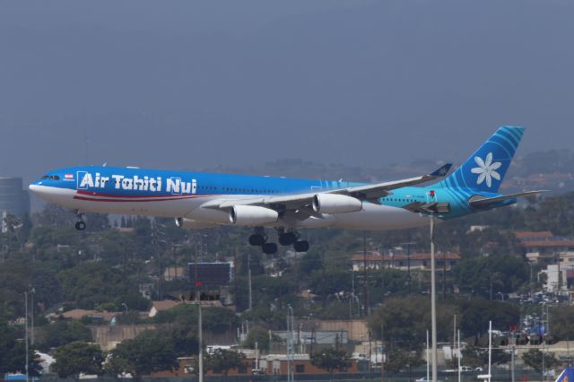 Airbus A340-300 (F-OSUN)