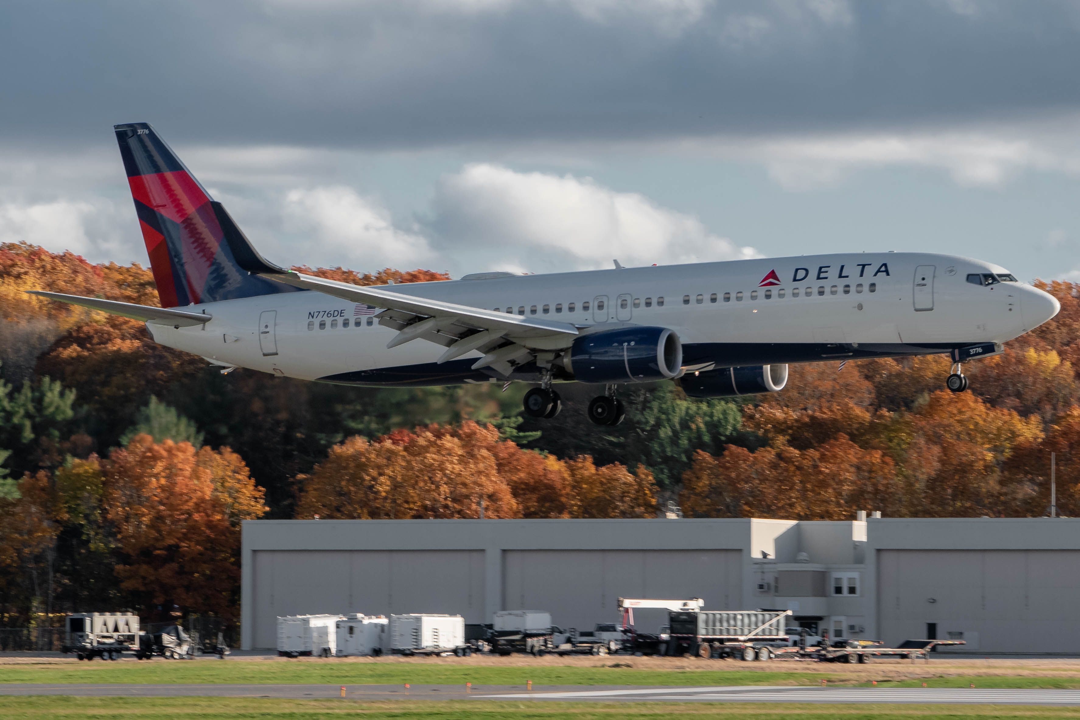 Boeing 737-800 (N776DE) - Delta bringing the Packers in from Green Bay for their game last Sunday (11/8). This was one of two Delta aircraft to carry the Packers in, the other being a 752.