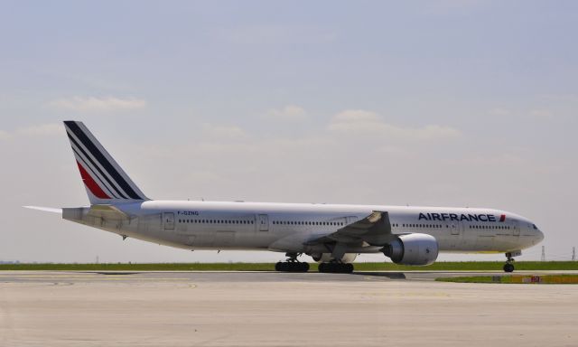 BOEING 777-300 (F-GZNG) - AirFrance Boeing 777-328(ER) F-GZNG in Paris
