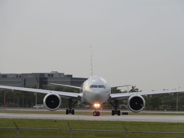 BOEING 777-300ER (N729AN)