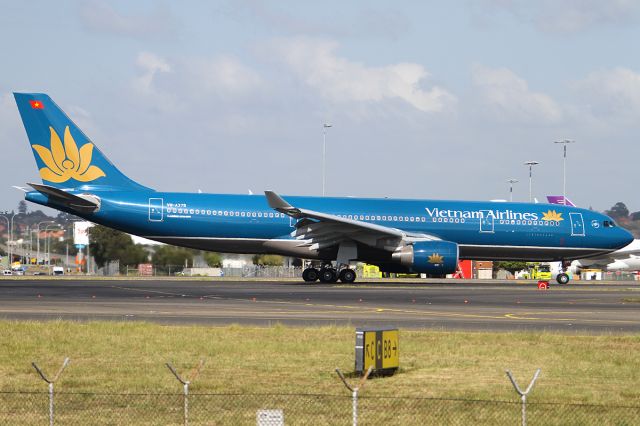 Airbus A330-200 (VN-A370) - 24 NOV 2012