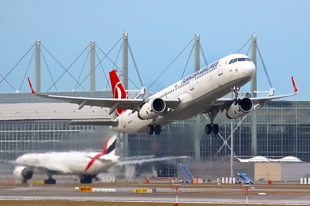 Airbus A321 (TC-JSZ)
