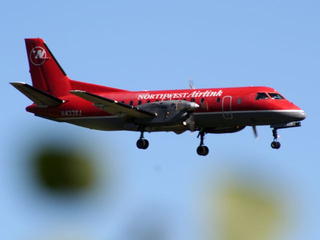 Saab 340 (N433XJ) - landing runway 22