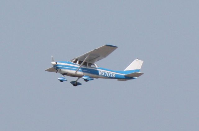 Cessna Skyhawk (N3707S) - N3707S departs Runway 22 at Sarasota-Bradenton International Airport