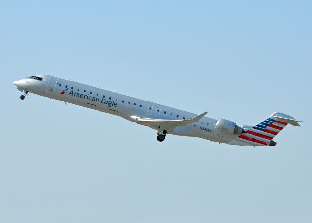 Canadair Regional Jet CRJ-900 (N242LR)