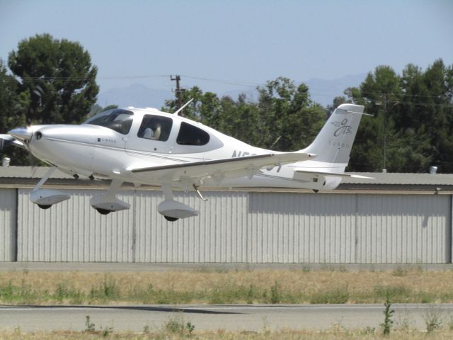 Cirrus SR-22 (N589CT) - Taking off RWY 24