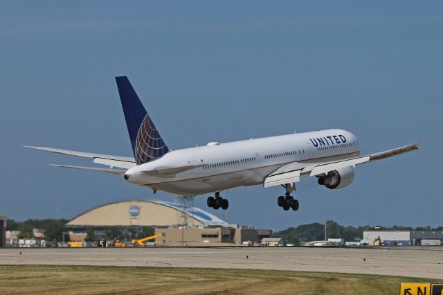 BOEING 767-400 (N69059) - UAL 2537, a B767-424ER, N69059, c/n 29454, pouring on the throttles during a go-around on RWY 6L on 20 Aug 2017.