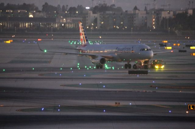 Airbus A321 (N113AN)