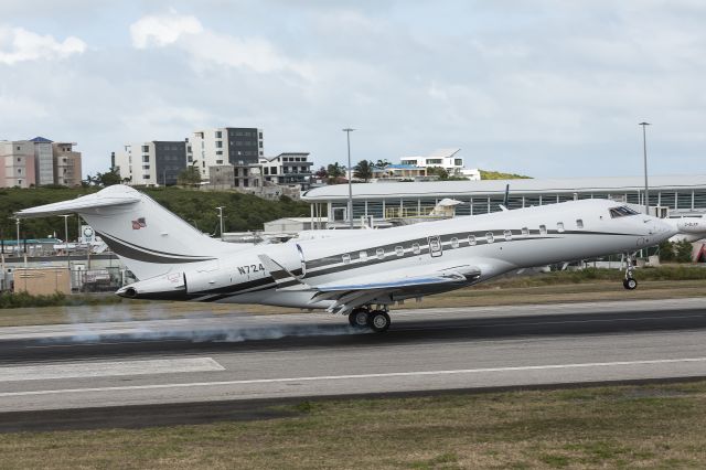 Bombardier Global 5000 (N724MF)