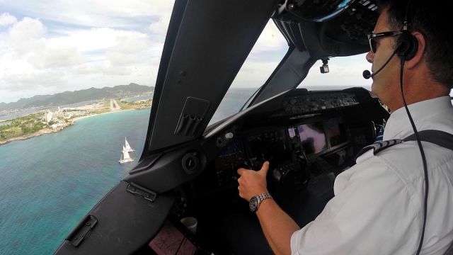 Boeing 787-8 (PH-TFM) - Final approach at St Maarten with 2 sailboats right on the centerline