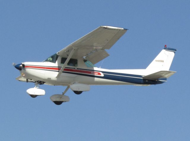 Cessna 152 (N4898B) - Landing RWY 24