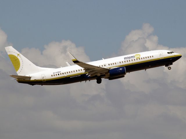 Boeing 737-800 (N749MA)