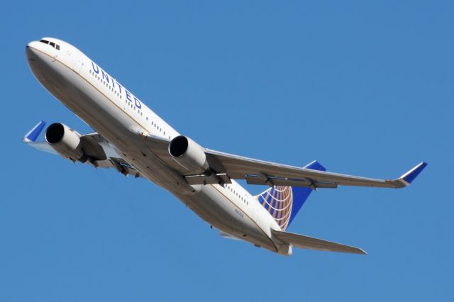 BOEING 767-300 (N663UA)