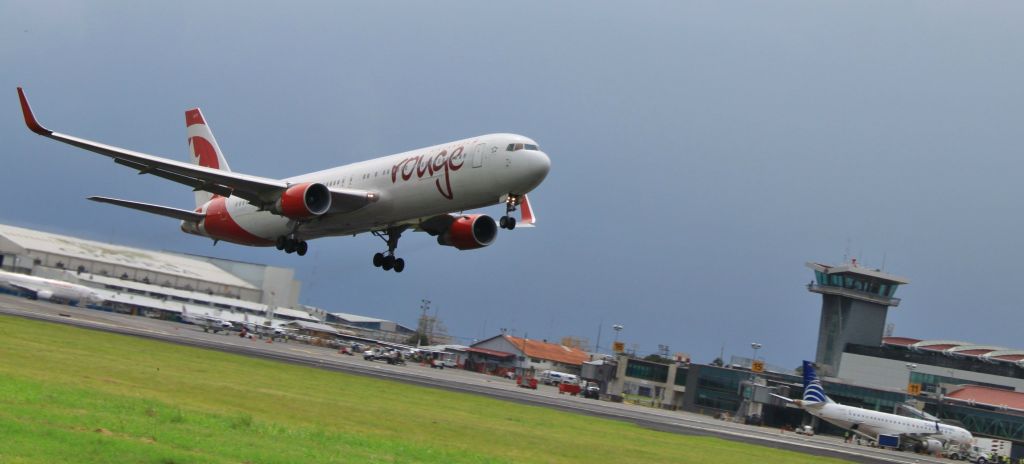 BOEING 767-300 (C-FMWP)