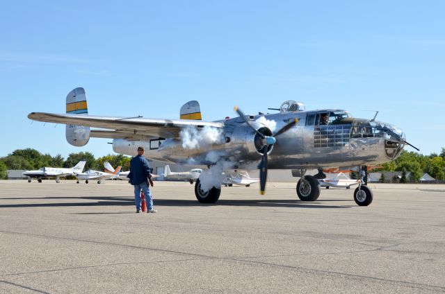 N27493 — - B25J Engine Start