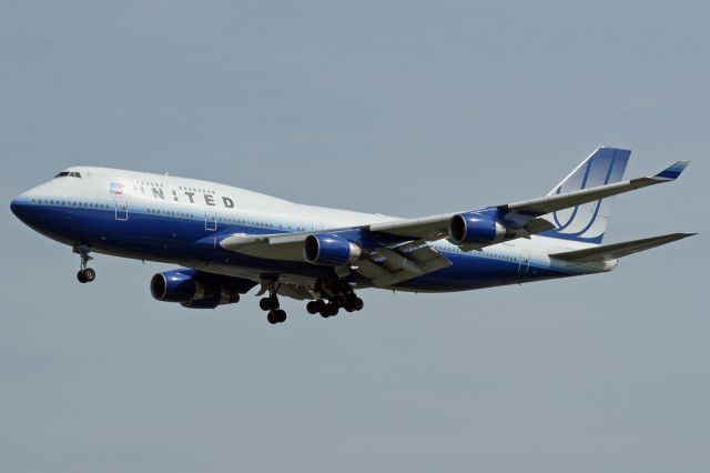 Boeing 747-400 (N122UA)