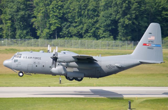 Lockheed C-130 Hercules (89-9103) - 89-9103 (c/n 382-5218) from the 910th Airlift Wing, Air Force Reserve Command (AFRC). Photo taken on 22 June 2013.