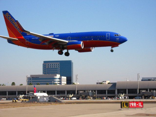 Boeing 737-700 (N907WN) - Landing on RWY 19R