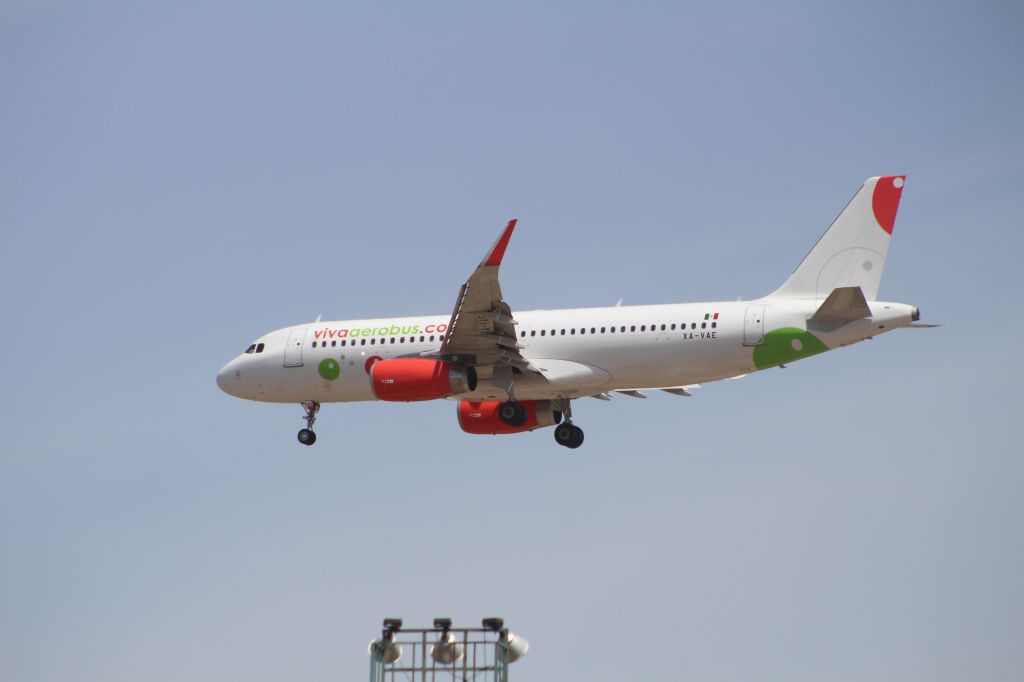 Airbus A320 (XA-VAE) - FINAL APPROACH 27 MMTJ