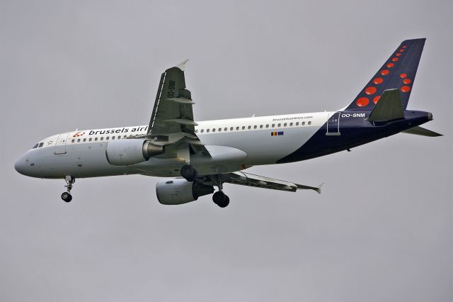 Airbus A320 (OO-SNM) - Airbus A320-214, Brussels Airlines, OO-SNM, 14.Oct.2022, EGLL London Heathrow, Waye Ave Park