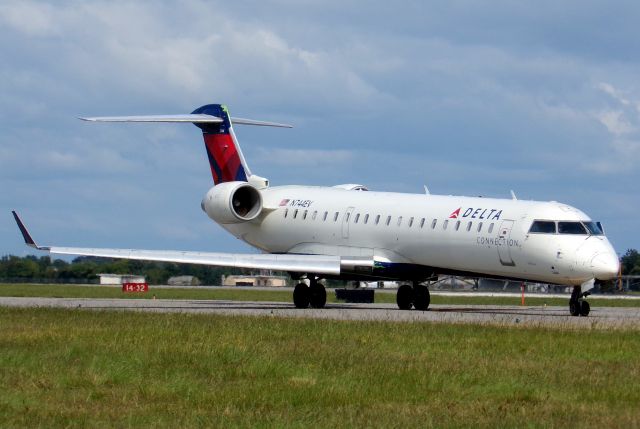 Canadair Regional Jet CRJ-700 (N744EV)