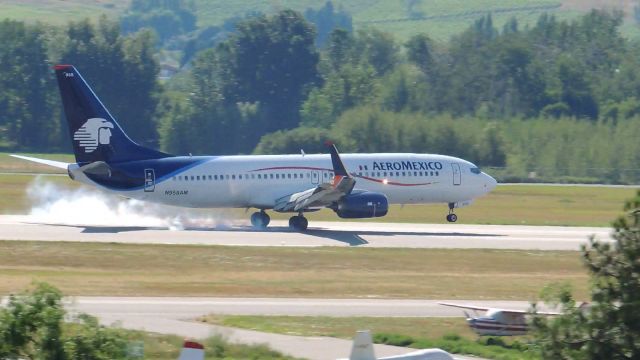 Boeing 737-800 (N958AM) - Touching down in Kelowna from Mexico City