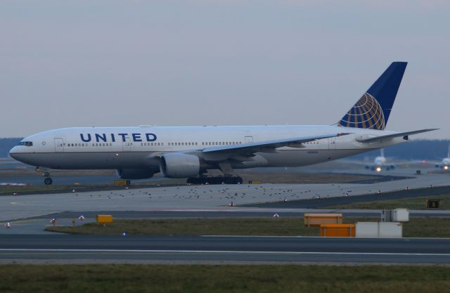 Boeing 777-200 (N206UA)